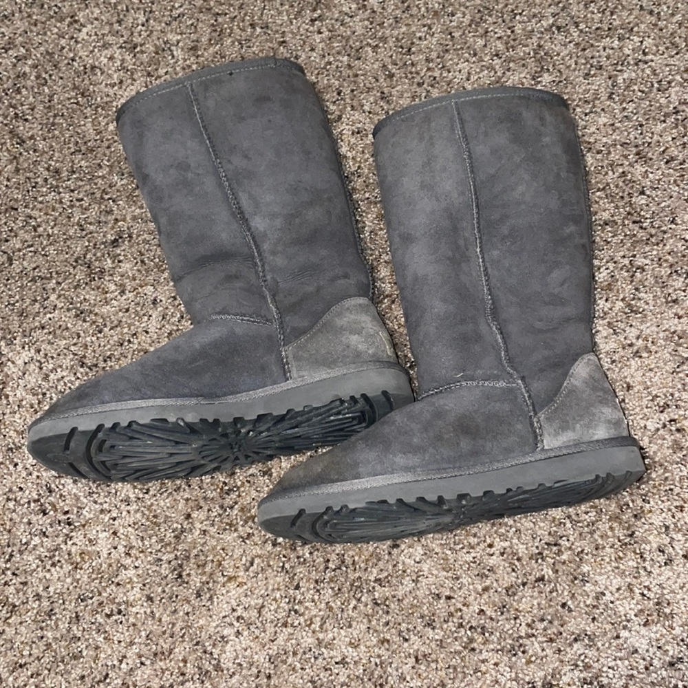 UGG TALL gray size 6 good condition